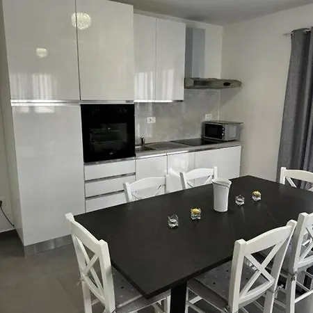 Apartment Denis S Vrtom I Parkingom, - Saraje