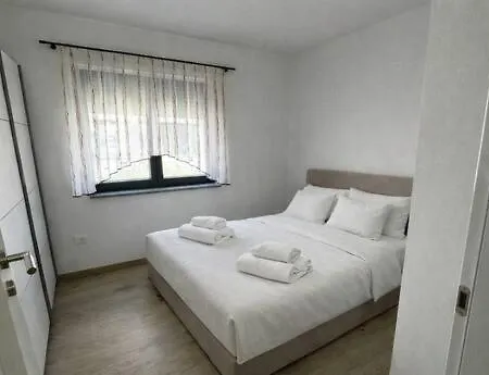 Apartment Denis S Vrtom I Parkingom, - Saraje *