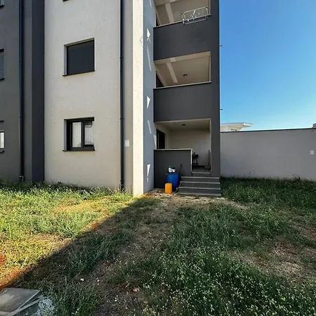 Denis S Vrtom I Parkingom, - Saraje Lägenhet Medulin