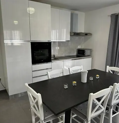 Lägenhet Denis S Vrtom I Parkingom, - Saraje