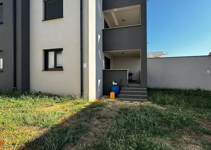 Denis S Vrtom I Parkingom, - Saraje Lägenhet Medulin