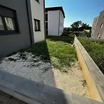 Denis S Vrtom I Parkingom, - Saraje