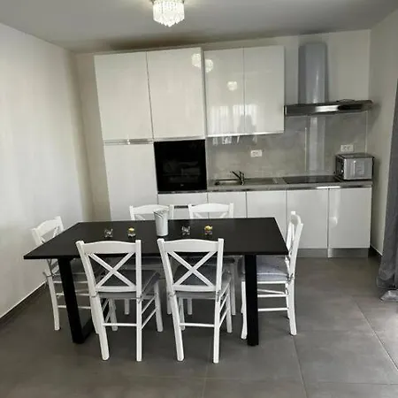 Denis S Vrtom I Parkingom, - Saraje Lejlighed Medulin