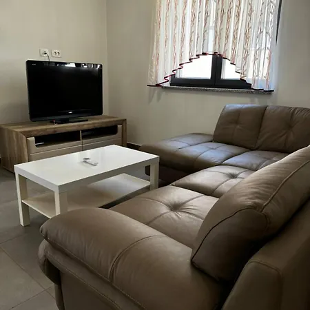 Denis S Vrtom I Parkingom, - Saraje Apartman Medulin