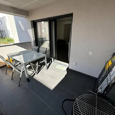 Denis S Vrtom I Parkingom, - Saraje * Medulin