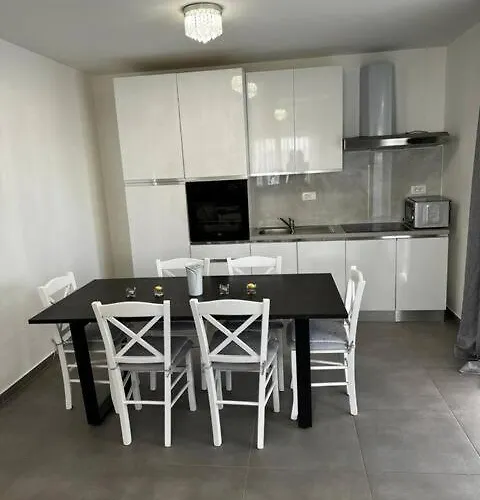 Denis S Vrtom I Parkingom, - Saraje Lejlighed Medulin