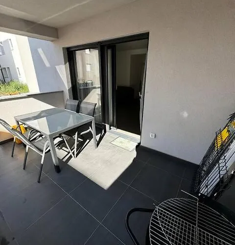 Denis S Vrtom I Parkingom, - Saraje * Medulin