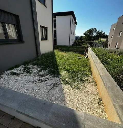 Denis S Vrtom I Parkingom, - Saraje